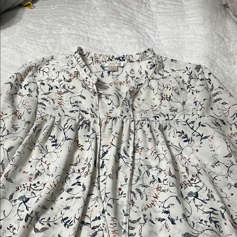 Chic Floral V-Neck Blouse